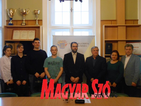 Az áprilisban Berlinbe utazó bolyais csapat tagjai az önkormányzat illetékeseivel (Gruik Zsuzsa felvétele)