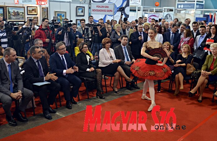 A díjazott Katarina Zec a Don Quijote táncjáték egyik jelenetével nyitotta meg az oktatási vásár rendezvényét A díjazott Katarina Zec a Don Quijote táncjáték egyik jelenetével nyitotta meg az oktatási vásár rendezvényét