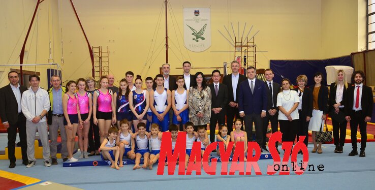 A támogatók, sportilletékeseink és az ajándékfelszerelés élvezőinek egy csoportja (Dávid Csilla felvétele)