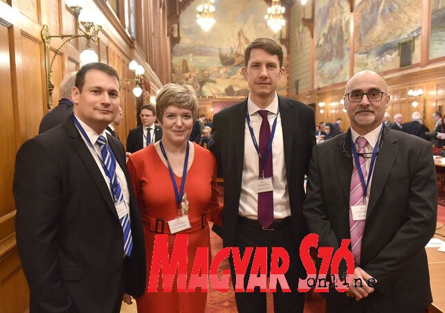 Fremond Árpád, Kovács Elvira, Pásztor Bálint és Pék Zoltán (Ótos András felvétele) Fremond Árpád, Kovács Elvira, Pásztor Bálint és Pék Zoltán (Ótos András felvétele)