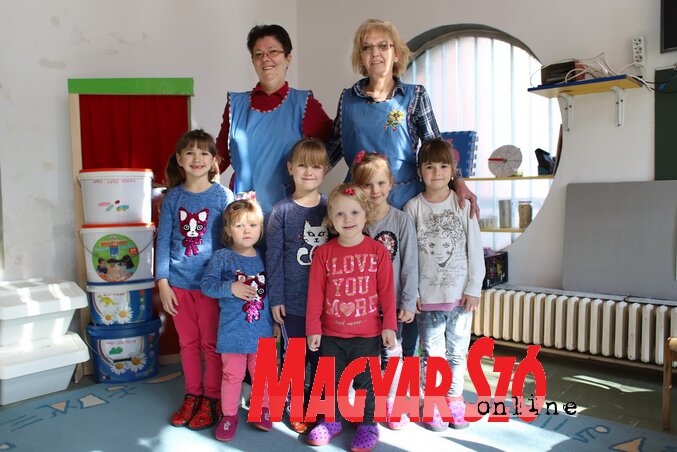Molnár Ágota és Téglás Margit óvónők a magyar csoporttal (Fotó: Lakatos János)