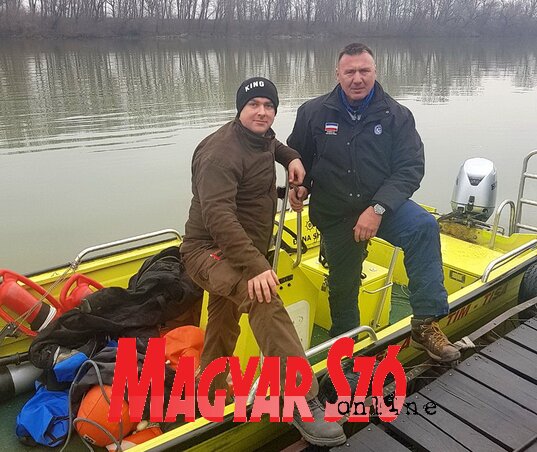 Zsolt és Barnyi Nándor a Tisza Mentőcsapat motorcsónakjában. A zentai rendőrségnek sajnos nincs vízi járműve (Fotó:Gergely József, mezőőrszolgálat) Zsolt és Barnyi Nándor a Tisza Mentőcsapat motorcsónakjában. A zentai rendőrségnek sajnos nincs vízi járműve (Fotó:Gergely József, mezőőrszolgálat)