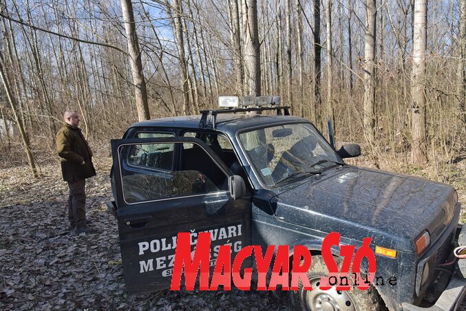 Erdei felderítésen a Lada terepjáróval (Fotó:Gergely József, mezőőrszolgálat) Erdei felderítésen a Lada terepjáróval (Fotó:Gergely József, mezőőrszolgálat)
