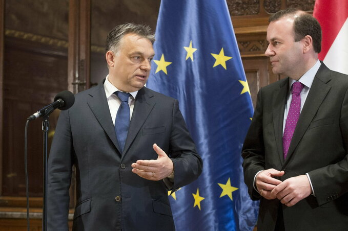 Orbán Viktor és Manfred Weber 2015-ben Budapesten (Fotó: Beta/AP)