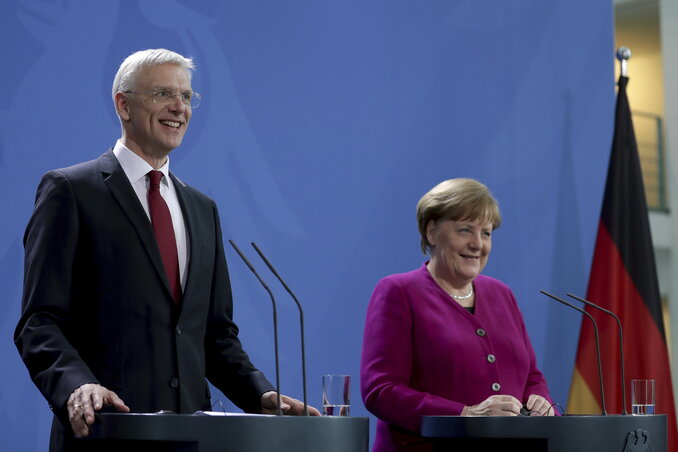 Angela Merkel (jobbról) és Krisjanis Karins (Fotó: Beta/AP)