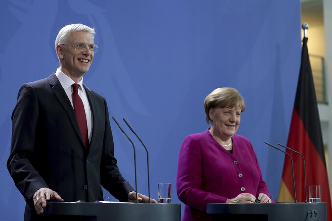 Angela Merkel (jobbról) és Krisjanis Karins (Fotó: Beta/AP) Angela Merkel (jobbról) és Krisjanis Karins (Fotó: Beta/AP)