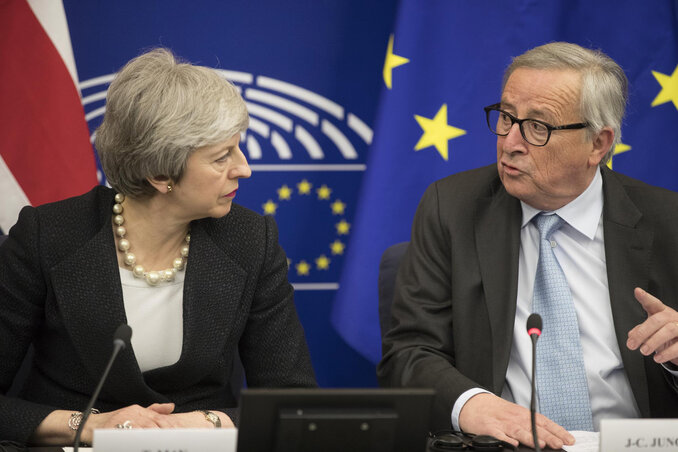 Theresa May brit kormányfő és Jean-Claude Juncker, az Európai Bizottság elnöke (Fotó: Beta/AP)