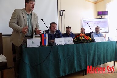 Lengyel László házigazdaként köszönti a vendégeket (Szögi Csaba felvétele)