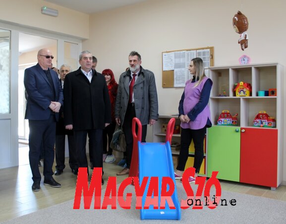 Az illetékesek megtekintették a napközi/óvoda épületrészt is (Fotó: Benedek Miklós) Az illetékesek megtekintették a napközi/óvoda épületrészt is (Fotó: Benedek Miklós)