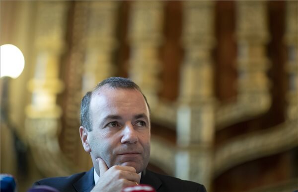 Manfred Weber sajtótájékoztatóaja Budapesten a Mazsihisz székházban (fotó: MTI)