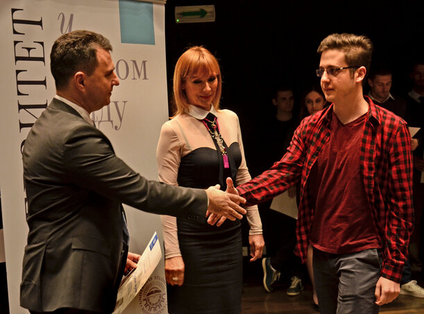 Dr. Dejan Jakšić és dr. Sanja Podunavac-Kuzmanović gratulál a tiszakálmánfalvi Kiss Gergelynek a kiváló oklevél átadásakor Dr. Dejan Jakšić és dr. Sanja Podunavac-Kuzmanović gratulál a tiszakálmánfalvi Kiss Gergelynek a kiváló oklevél átadásakor