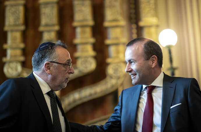 Manfred Weber (jobbról) és Heisler András (Fotó: MTI)