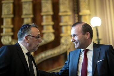 Manfred Weber (jobbról) és Heisler András (Fotó: MTI)