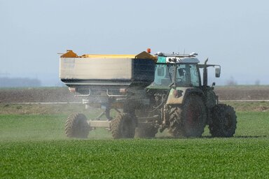 Poljski radovi se odvijaju na osuncanoj livadi u okolini Novog Sada 5. marta 2013. (BETAPHOTO/DRAGAN GOJIC/EV)