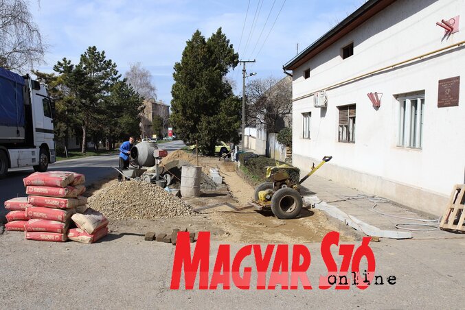 Épül az új parkoló (Lakatos János felvétele)