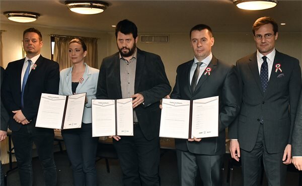 Keresztes László Lóránt, és Demeter Márta, az LMP társelnökei, Puzsér Róbert főpolgármester-jelölt, Sneider Tamás, a Jobbik elnöke és Gyöngyösi Márton, a Jobbik elnökhelyettese (b-j) (Fotó: MTI) Keresztes László Lóránt, és Demeter Márta, az LMP társelnökei, Puzsér Róbert főpolgármester-jelölt, Sneider Tamás, a Jobbik elnöke és Gyöngyösi Márton, a Jobbik elnökhelyettese (b-j) (Fotó: MTI)