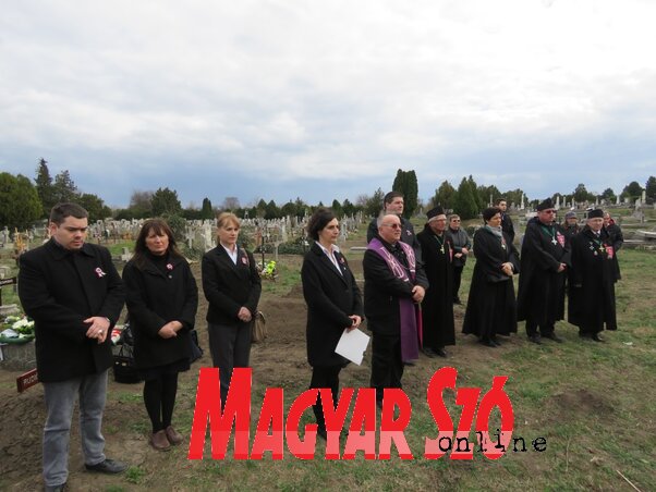 Megemlékezők a Zentai úti temetőben (Fotó: Patyi Szilárd)