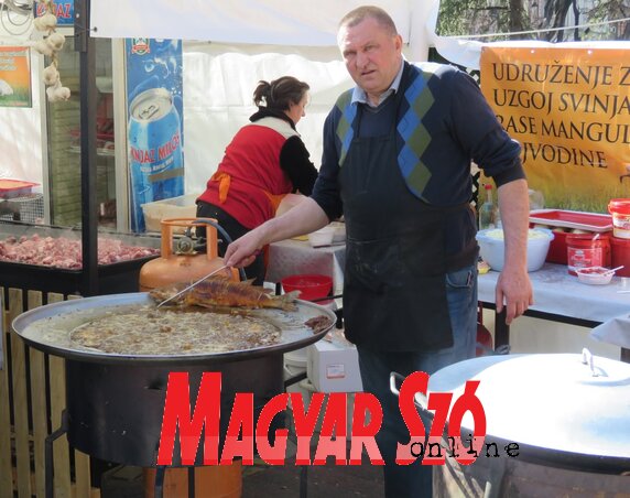 Készül a sült hal (Fotó: Patyi Szilárd) Készül a sült hal (Fotó: Patyi Szilárd)