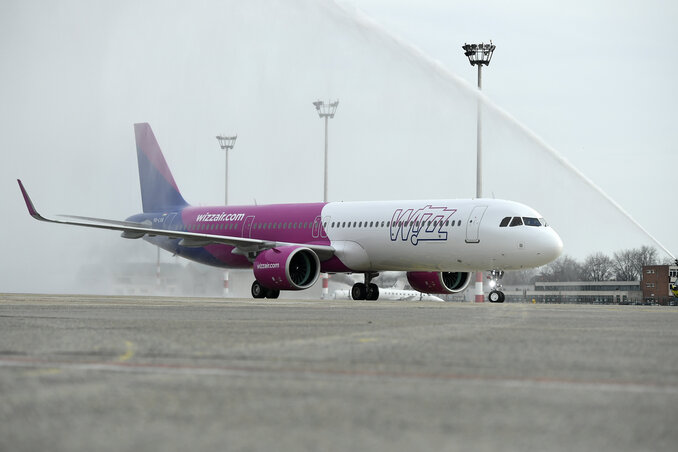 Vízsugárral köszöntik a Wizz Air első Airbus A321neo típusú repülőgépét a budapesti Liszt Ferenc-repülőtéren március 7-én (Fotó: MTI)