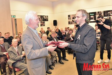 Fodor István átveszi az életműért járó Aranytoll-díjat (Fotó: Gergely Árpád)