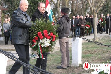 Ivanics Zoltán és Tomik Nimród koszorúznak (Kiss Zoltán felvétele)