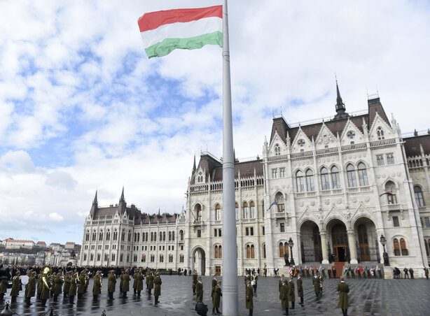 Felvonták a nemzeti lobogót az Országház előtt (Fotó: MTI/Bruzák Noémi)