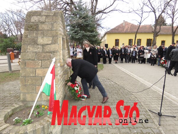 Az MNT képviselői megkoszorúzzák a Damjanich-emlékművet (Csincsik Zsolt felvétele)
