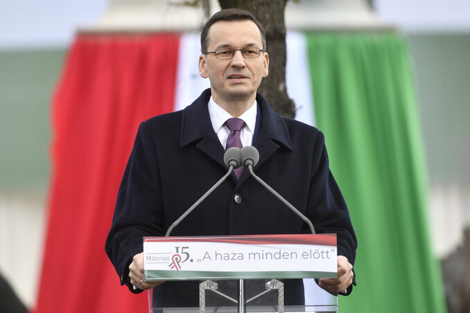Mateusz Morawiecki lengyel miniszterelnök beszédet mond az 1848/49-es forradalom és szabadságharc emléknapja alkalmából tartott állami ünnepségen a Múzeumkertben (Fotó: MTI/Máthé Zoltán) Mateusz Morawiecki lengyel miniszterelnök beszédet mond az 1848/49-es forradalom és szabadságharc emléknapja alkalmából tartott állami ünnepségen a Múzeumkertben (Fotó: MTI/Máthé Zoltán)
