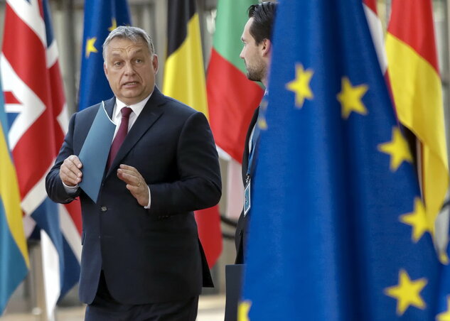 Orbán Viktor Havasi Bertalan sajtófőnökkel beszélget (Fotó: Beta/AP)