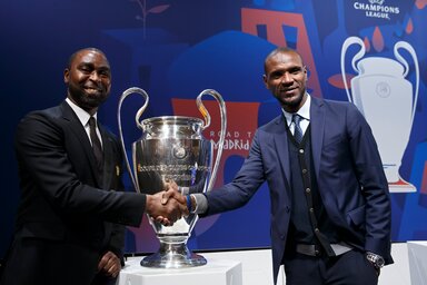 Andrew Cole, a United és Éric Abidal, a Barcelona képviselői kezet ráznak a sorsolás után (Fotó: Beta/AP)