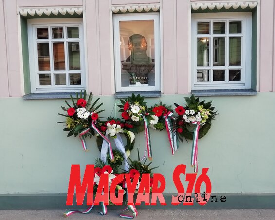 A megkoszorúzott Kossuth-mellszobor (Fotó: Patyi Szilárd) A megkoszorúzott Kossuth-mellszobor (Fotó: Patyi Szilárd)