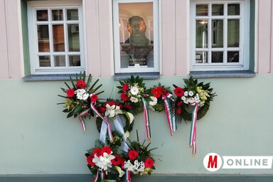 A megkoszorúzott Kossuth-mellszobor (Fotó: Patyi Szilárd)