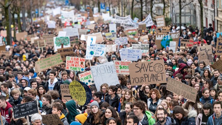 Diákok ezrei tüntetnek Lausanne-ban (fotó: MTI/EPA/KEYSTONE)