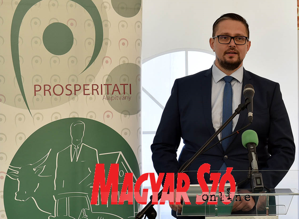Juhász Bálint, a Vajdasági Magyar Szövetség elnökségi tagja és a Prosperitati Alapítvány ügyvezetője (Fotó: Ótos András) Juhász Bálint, a Vajdasági Magyar Szövetség elnökségi tagja és a Prosperitati Alapítvány ügyvezetője (Fotó: Ótos András)