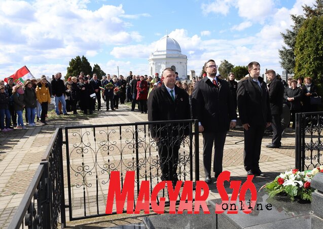 Kerekes Zoltán, Juhász Bálint és Sándor István elhelyezi a kegyelet virágait (Fotó: Lakatos János)