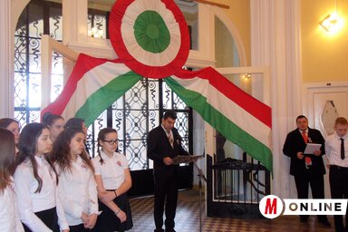 A zentai diákok ünnepi összeállítást mutattak be (Fotó: Horváth Zsolt felvétele)