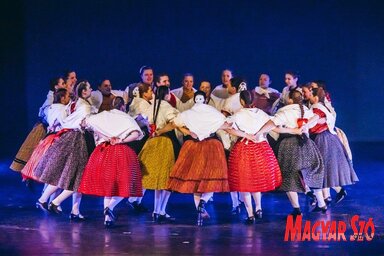 A lányok táncával kezdődött a Cirkalom produkciója (Fotó: Zoomanoid Multimedia)