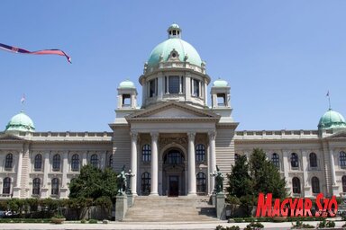 A képviselőház épületének alapkövét még Petar Karađorđević szerb király helyzete el 1907-ben. A  Bécsben tanult Jovan Ilkić építész tervei alapján kezdték meg az építkezést a mai Nikola Pašić téren.(Miklós Hajnalka felvétele)