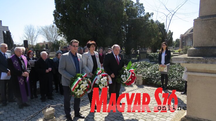 Valka Károly a VMSZ körzeti elnöke, Kozma Lívia az MNT tagja és Goga Zsolt a Népkör MMK a tisztelet virágait főhajtás mellett helyezték el az emlékműnél