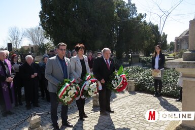 Valka Károly a VMSZ körzeti elnöke, Kozma Lívia az MNT tagja és Goga Zsolt a Népkör MMK a tisztelet virágait főhajtás mellett helyezték el az emlékműnél