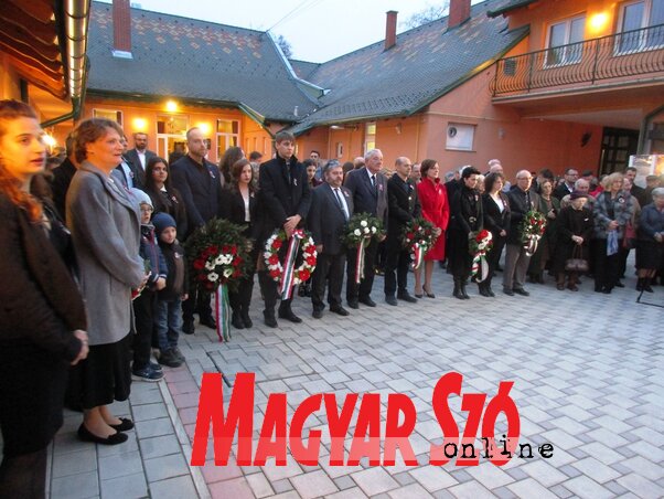 Az ünneplő közösség (Fekete J. József felvétele)