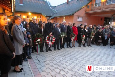 Az ünneplő közösség (Fekete J. József felvétele)