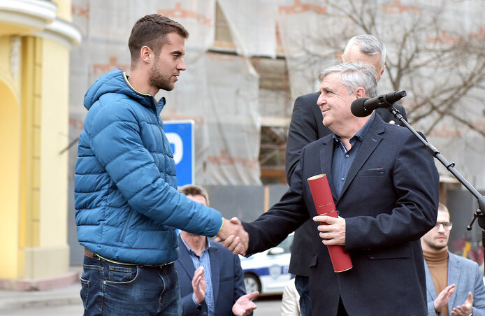 Czegledi Rudolf a városháza előtti téren gratulál a zentai teniszezőnek (Gergely Árpád felvétele)