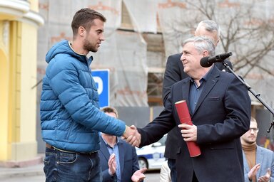 Czegledi Rudolf a városháza előtti téren gratulál a zentai teniszezőnek (Gergely Árpád felvétele)
