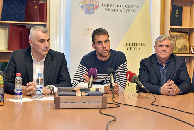 Györe a zentai városházán megtartott sajtótájékoztatón (Gergely Árpád felvétele)
