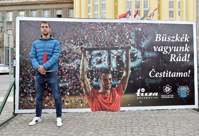 Györe Laci a tiszteletére állított pannó előtt (Gergely Árpád felvétele)