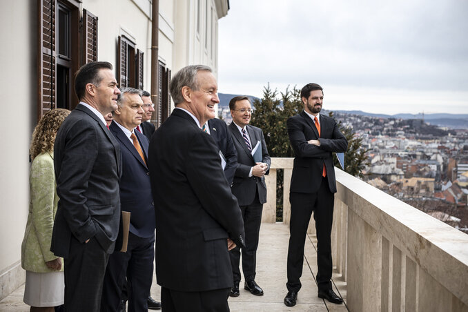 Orbán Viktor magyar miniszterelnök (b2) a Karmelita kolostorban fogadja az Egyesült Államok kongresszusának Budapestre látogató kétpárti delegációját (Fotó: MTI/Miniszterelnöki Sajtóiroda/Szecsődi Balázs)
