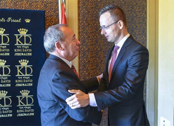 Yuval Rotem, az izraeli külügyminisztérium főigazgatója fogadja Szijjártó Péter külgazdasági és külügyminisztert Jeruzsálemben (fotó: MTI)