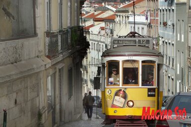 A felvétel a híres 28-as villamosból készült, ugyanezen a vonalon közlekedik a 12-es is (Fotó: Lennert Géza)