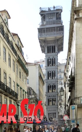 Lisszabon NAGYON dombos, ezért sok-sok felvonó könnyíti a járókelők életét; ez a leghíresebb, az Elevador do Santa Justa, a belváros szívében (Fotó: Lennert Géza)